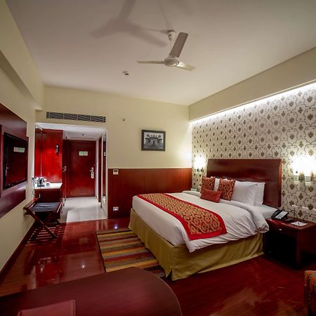 Ramada By Wyndham Jaipur Jaisinghpura Hotel Exterior photo