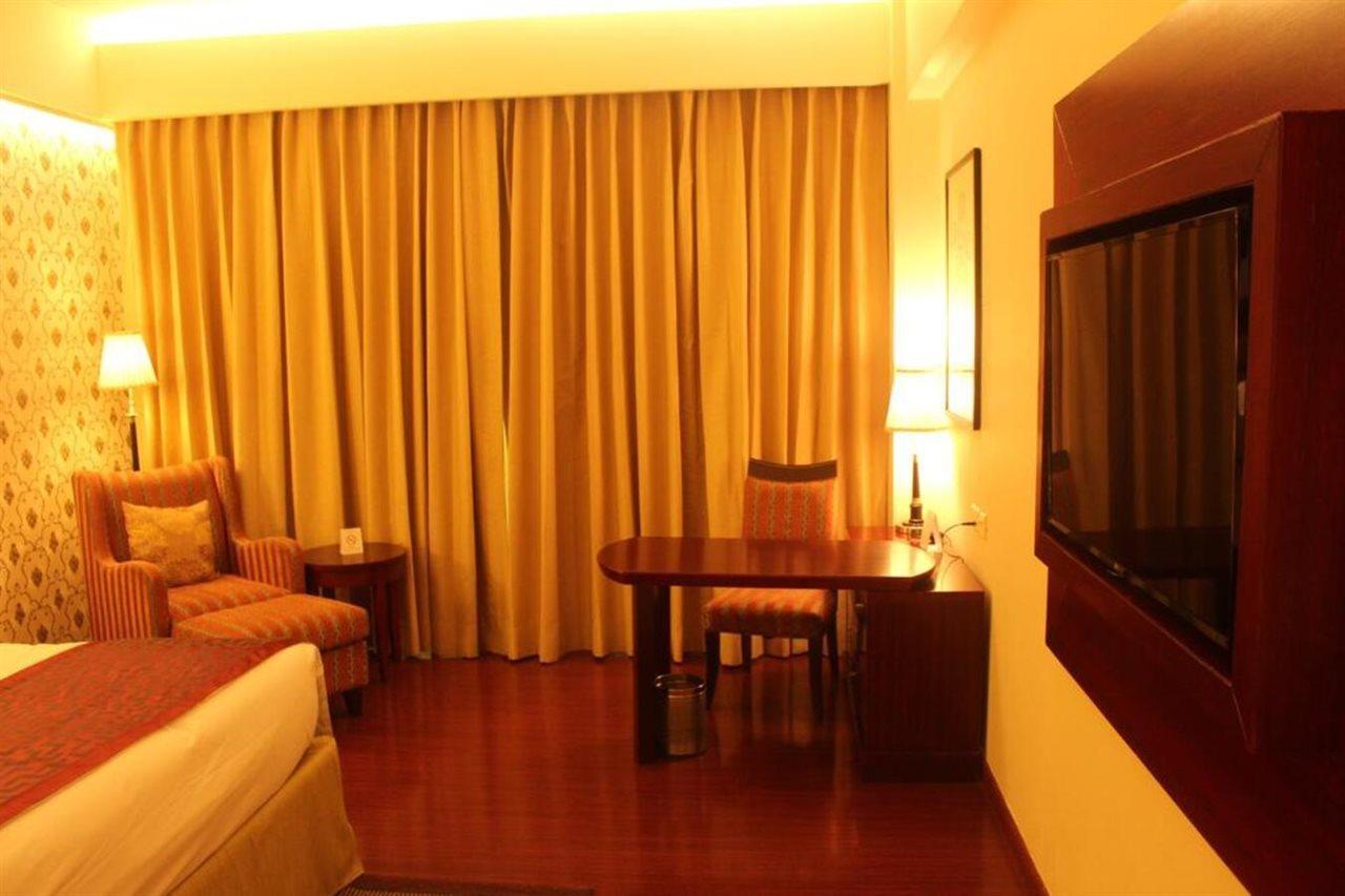 Ramada By Wyndham Jaipur Jaisinghpura Hotel Exterior photo