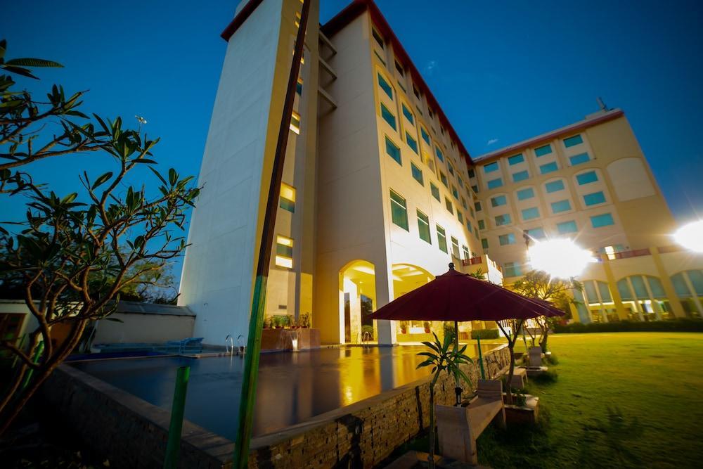 Ramada By Wyndham Jaipur Jaisinghpura Hotel Exterior photo