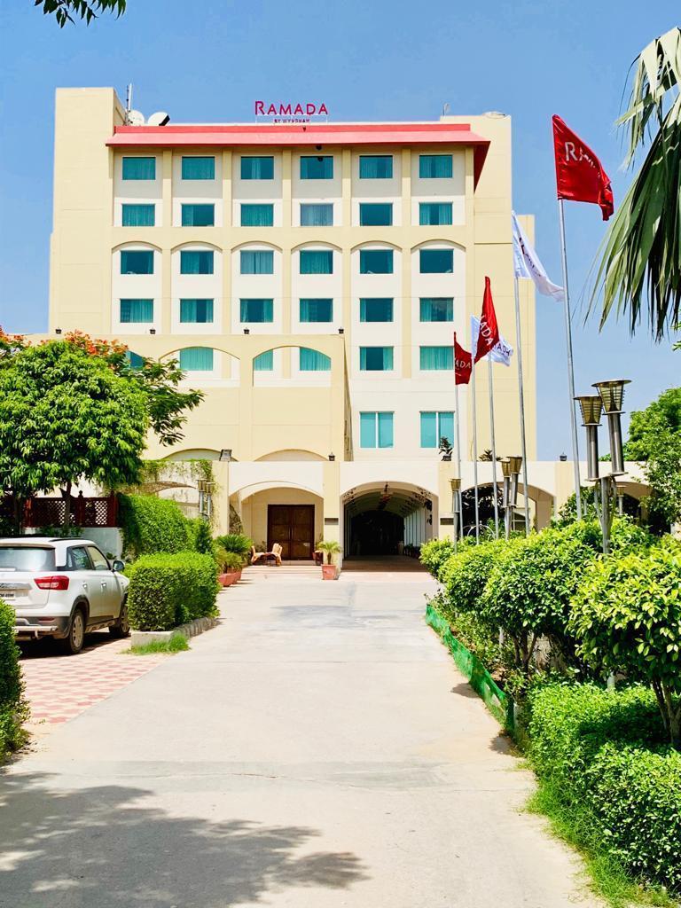 Ramada By Wyndham Jaipur Jaisinghpura Hotel Exterior photo